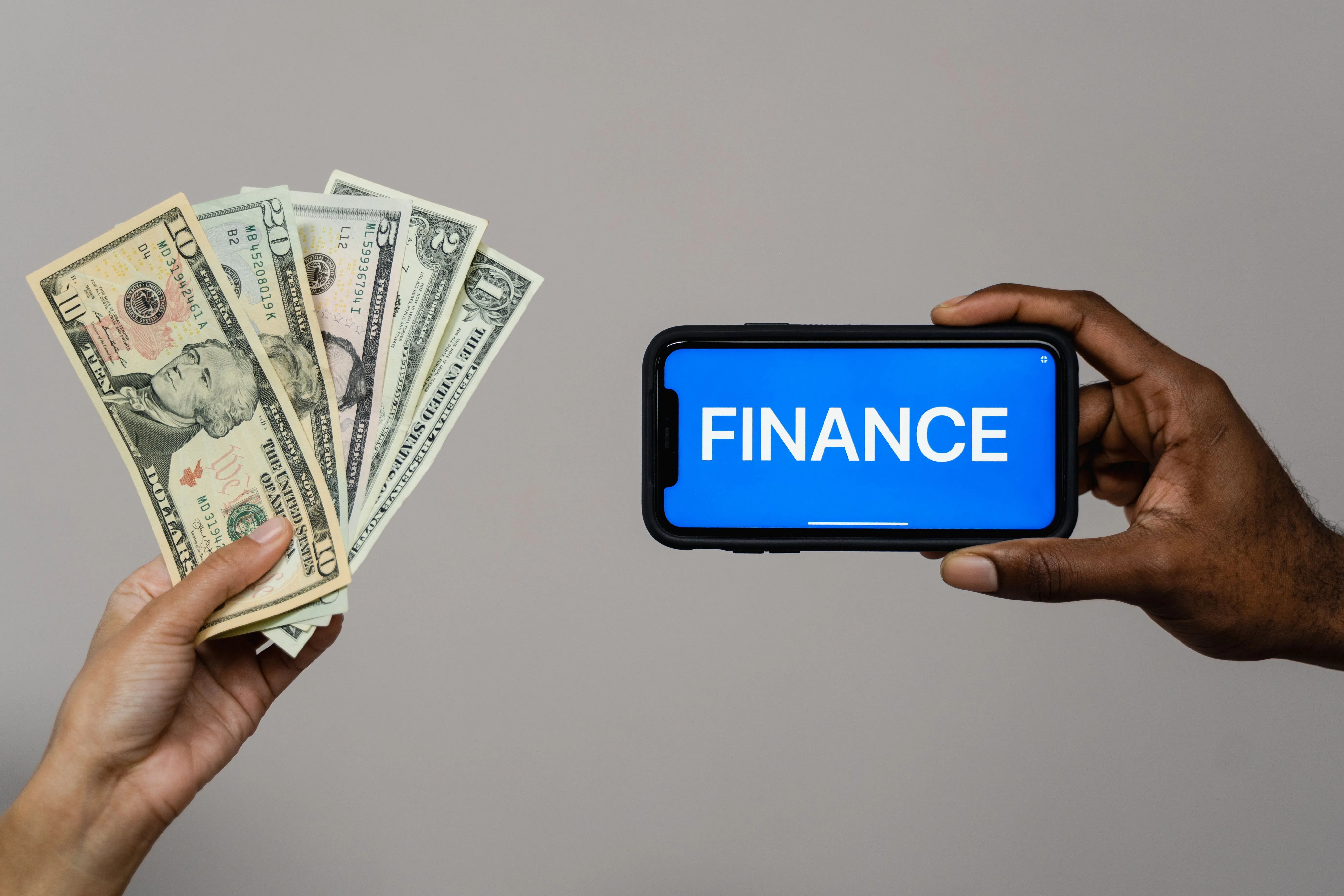 A phone showing a currency transfer app next to Japanese yen notes